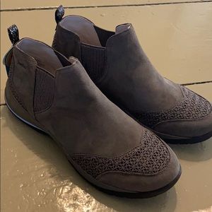 Jambu Moonflower Suede Ankle boot sz 9